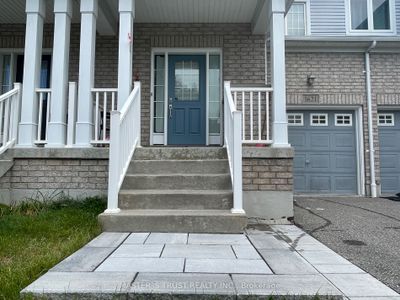 1621 Frolis St, Home with 3 bedrooms, 3 bathrooms and 4 parking in Oshawa ON | Image 2