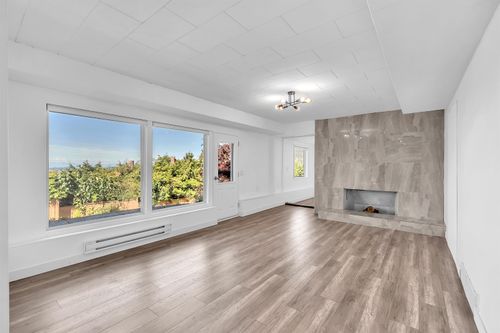 ground-level-637 Alpine Crt, North Vancouver, BC, V7R2L7 | Card Image