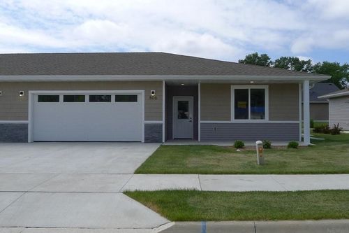 806 Parkside Ln, Charles City, IA, 50616-3450 | Card Image