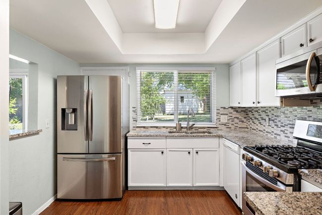 Stanless steel appliances and granite counters | Image 7
