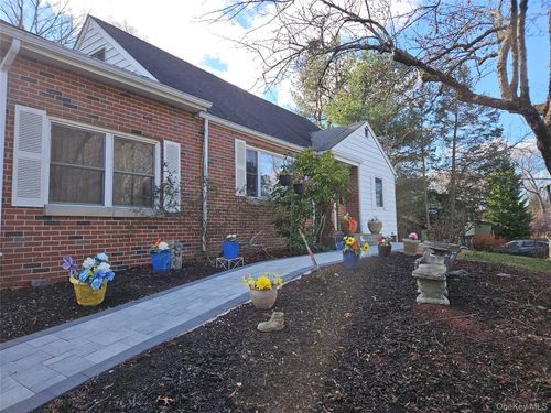 8 Windmill Ln, New City, NY, 10956-6105 | Card Image