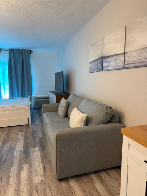 apt-105-400 Kings Point Dr, Sunny Isles Beach, FL, 33160-4701 | Card Image