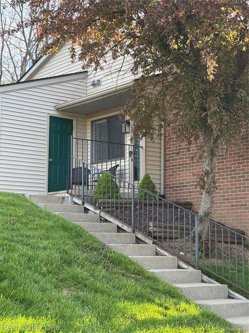 92-403 Water Tower Cir, Brighton, MI, 48116-2916 | Card Image