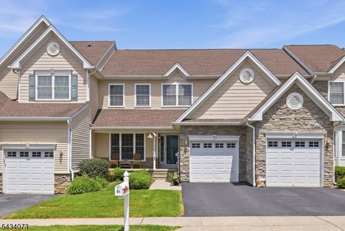 81 Washington Square Cir, Washington, NJ, 07882-2486 | Card Image