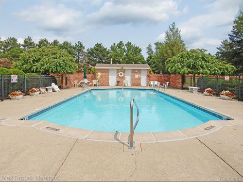 apt-a4-801 W Long Lake Rd, Bloomfield Hills, MI, 48302-2060 | Card Image