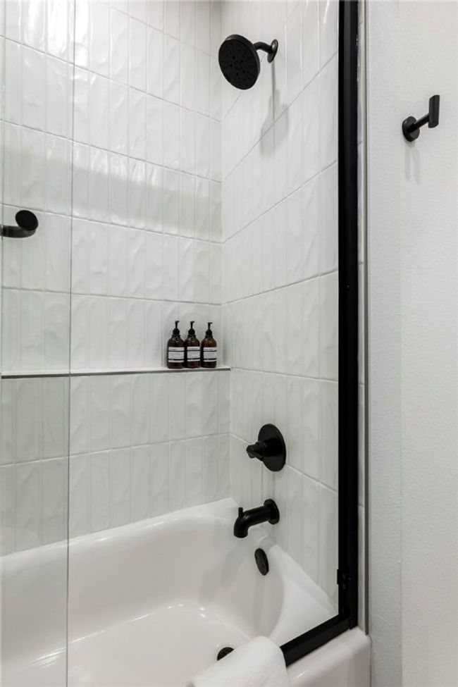 Tub/shower comobo | Image 38