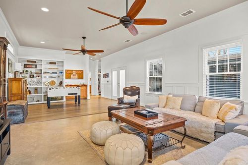 206 W Burbank St, Fredericksburg, TX, 78624-3304 | Card Image