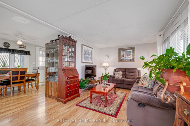 11 Locust Hill Dr, House other with 2 bedrooms, 1 bathrooms and 2 parking in Innisfil ON | Image 6