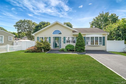 12 Edwin St, Bay Shore, NY, 11706-6944 | Card Image