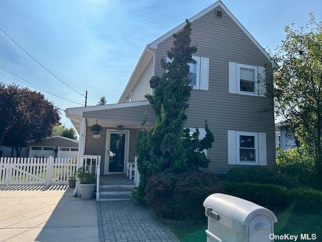 Halsey Pl, Lindenhurst, NY 11757