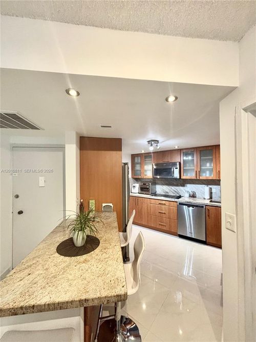1905-999 Brickell Bay Dr, Miami, FL, 33131-2933 | Card Image