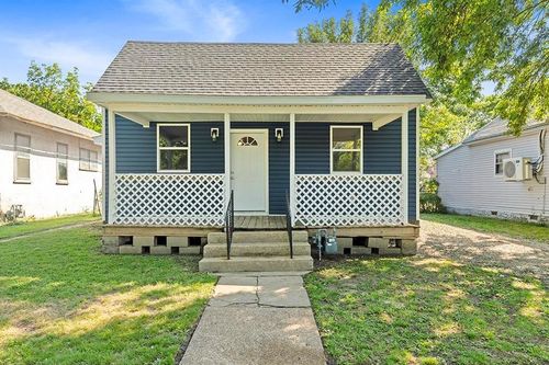 2704 Crawford Ave, Parsons, KS, 67357-2440 | Card Image
