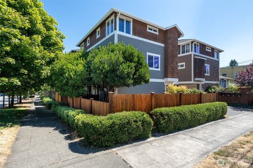 4526 Dayton Ave N, Seattle, WA, 98103-6424 | Card Image