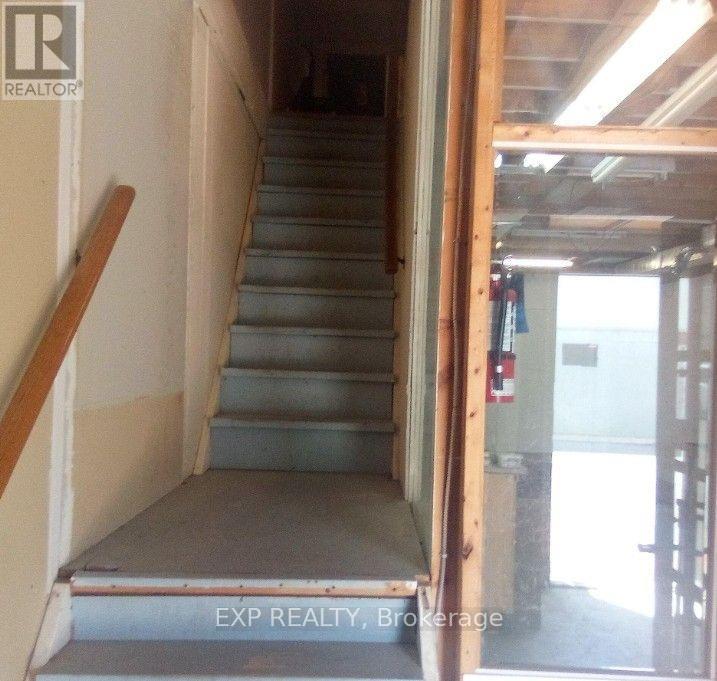 Commercial Lease in Toronto (Thorncliffe Park) 3