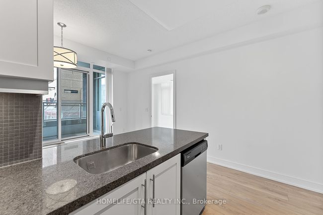 215 - 525 Adelaide St W, Condo with 3 bedrooms, 2 bathrooms and 1 parking in Toronto ON | Image 8