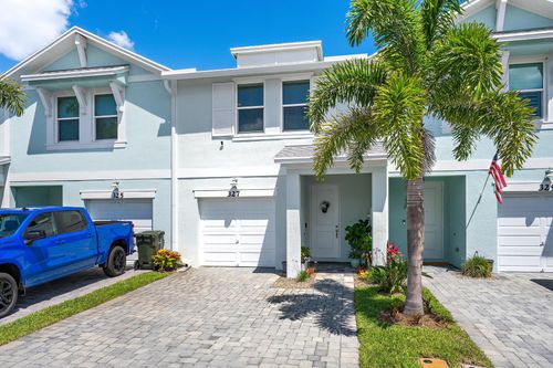 327 Se Halifax Ln, Stuart, FL, 34994-3601 | Card Image