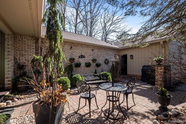 1339 Knollcrest Cir, Condo with 3 bedrooms, 3 bathrooms and null parking in Bloomfield Hills MI | Image 6