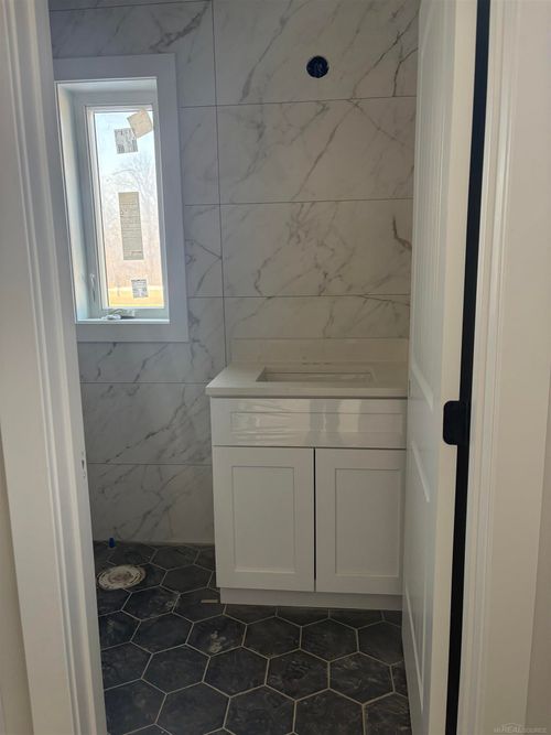 10505 Excalibur Dr, Shelby Twp, MI, 48315-6693 | Card Image