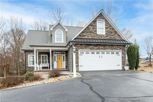 208 Triplett St, Jonesville, NC, 28642-2332 | Card Image