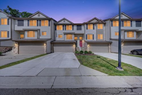 217 Oak Ridge Dr, Pontiac, MI, 48341-3611 | Card Image