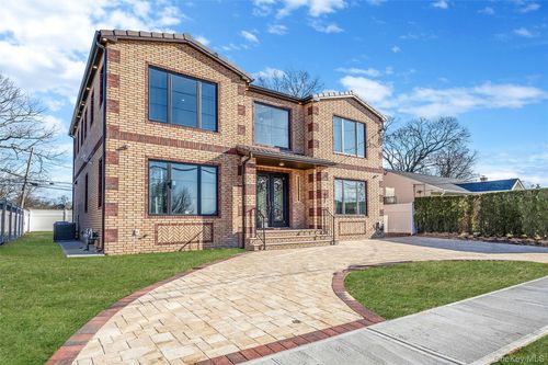 957 Dana Ave, Valley Stream, NY, 11580-1310 | Card Image