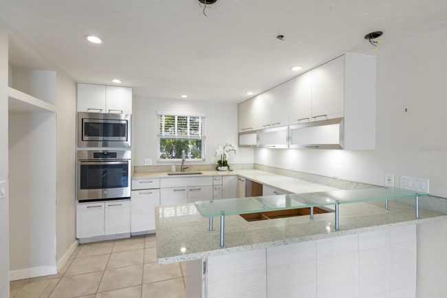 The beautiful peninsula in the custom kitchen is great for hosting and serving guests. | Image 12