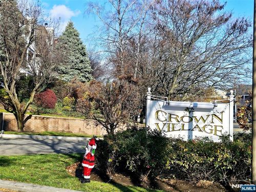 300 Crown Ct, Edgewater, NJ, 07020-1139 | Card Image