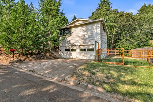 1015 Oneida Cir, Ashland, OR, 97520-3423 | Card Image