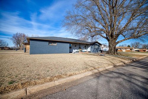 203 E Nebraska St, Hennessey, OK, 73742-1129 | Card Image