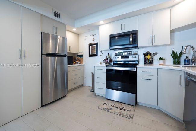 APT-1615 - 4010 Galt Ocean Dr, Condo with 1 bedrooms, 1 bathrooms and null parking in Fort Lauderdale FL | Image 4
