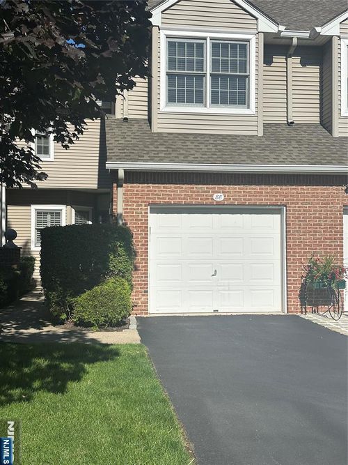 88 Kent Dr, Roseland, NJ, 07068-3704 | Card Image