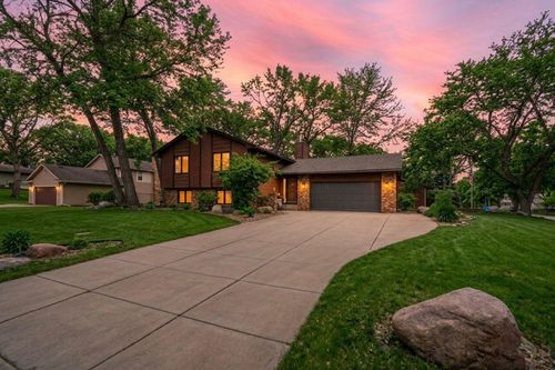 8560 Holland Ave, Apple Valley, MN, 55124-9310 | Card Image