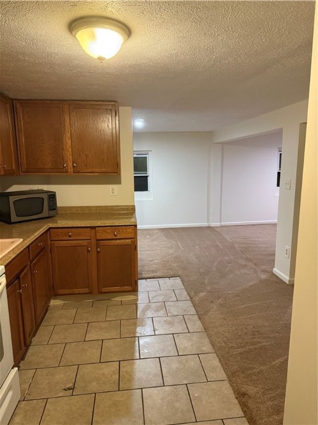 APARTMENT ABOVE GARAGE 1 BED, 1 BATH, ENTRY AND KITCHEN/LIVING RM | Image 38