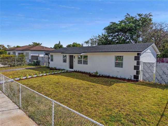 439 Sw 17 Th Ter, House other with 3 bedrooms, 2 bathrooms and null parking in Homestead FL | Image 4