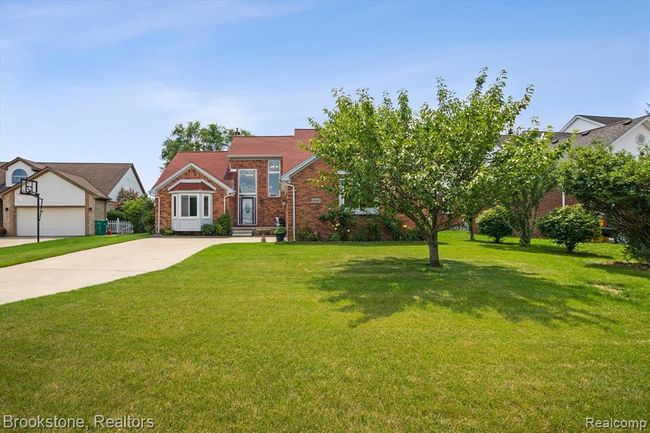 8840 Summers Court, Home with 3 bedrooms, 2 bathrooms and null parking in Utica MI | Image 2