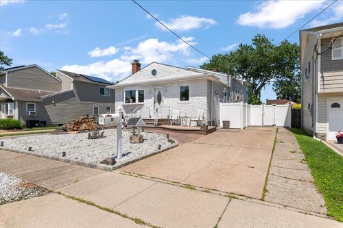 46 Knoll St, Lindenhurst, NY, 11757-6906 | Card Image
