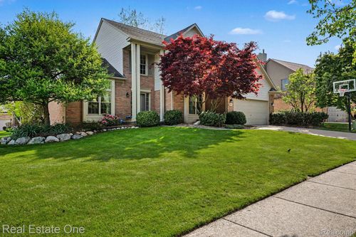 737 Woodfield Way, Rochester Hills, MI, 48307-5924 | Card Image