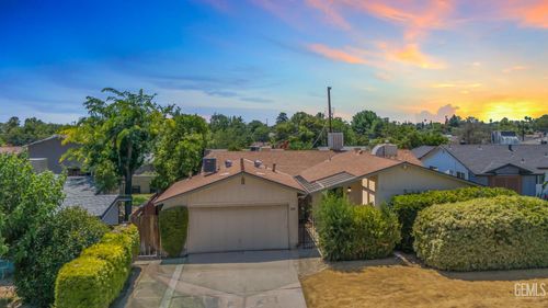 3008 Pomona St, Bakersfield, CA, 93305-2145 | Card Image