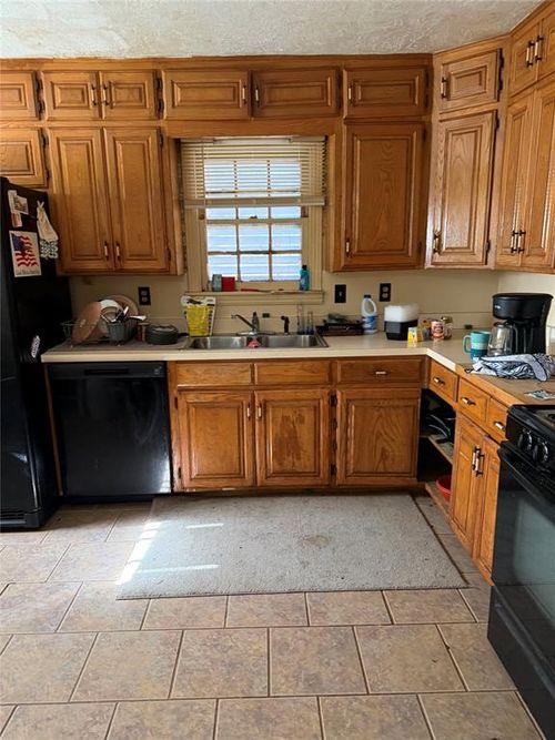 601 W Apache St, Lindsay, OK, 73052-7027 | Card Image