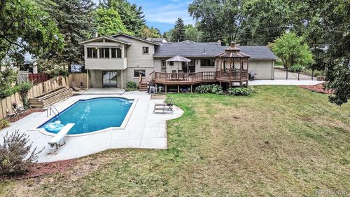 8162 Rene Dr, White Lake, MI, 48386-2540 | Card Image