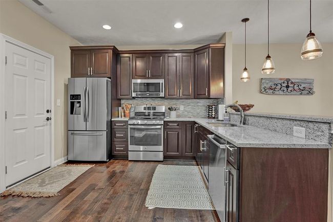 GOURMENT KITCHEN W/LOTS OF TALL CABINETS! | Image 6
