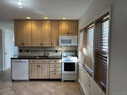 26 Polo Ln, Westbury, NY, 11590-6207 | Card Image