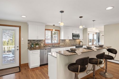 8 Grace Rd, Woburn, MA, 01801-5917 | Card Image
