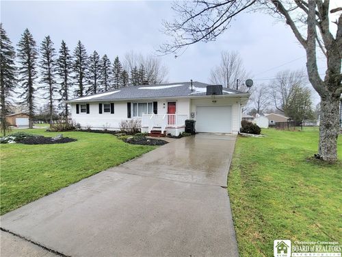 28 Laurie Ln, Jamestown, NY, 14701-7421 | Card Image