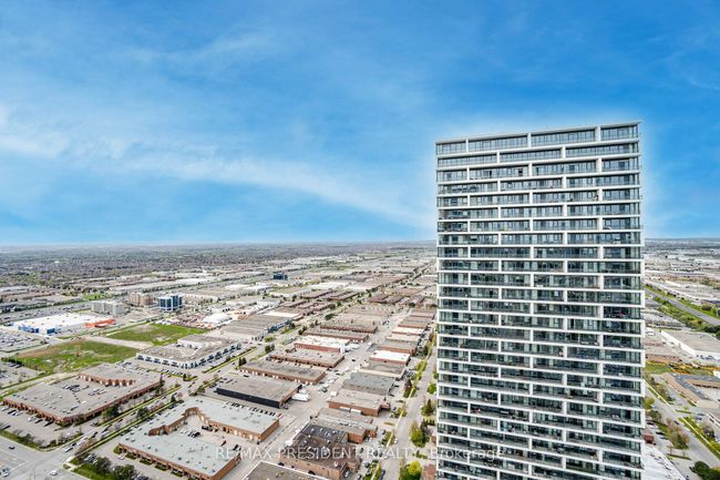 5702 - 5 Buttermill Ave, Condo with 3 bedrooms, 2 bathrooms and 1 parking in Vaughan ON | Image 28