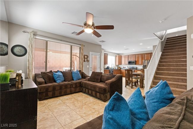 7237 Puddle Duck St, House other with 3 bedrooms, 3 bathrooms and null parking in Las Vegas NV | Image 9