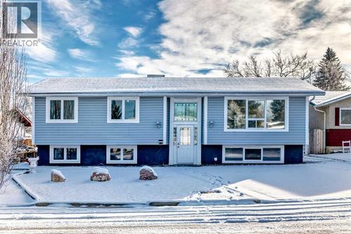 2403 23 St, Nanton, AB, T0L1R0 | Card Image