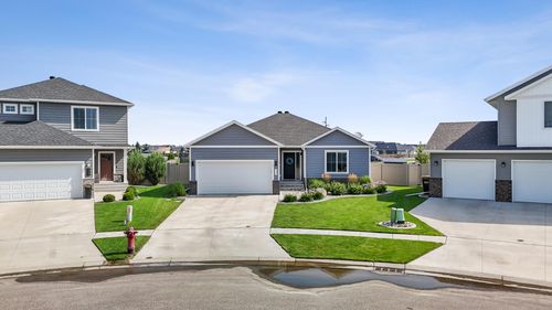 909 Ashley Dr W, West Fargo, ND, 58078-8535 | Card Image