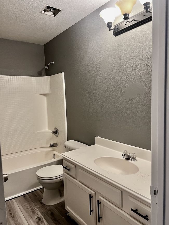 Main Bathroom | Image 9