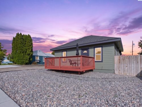 810 9th St, Benton City, WA, 99320-9729 | Card Image